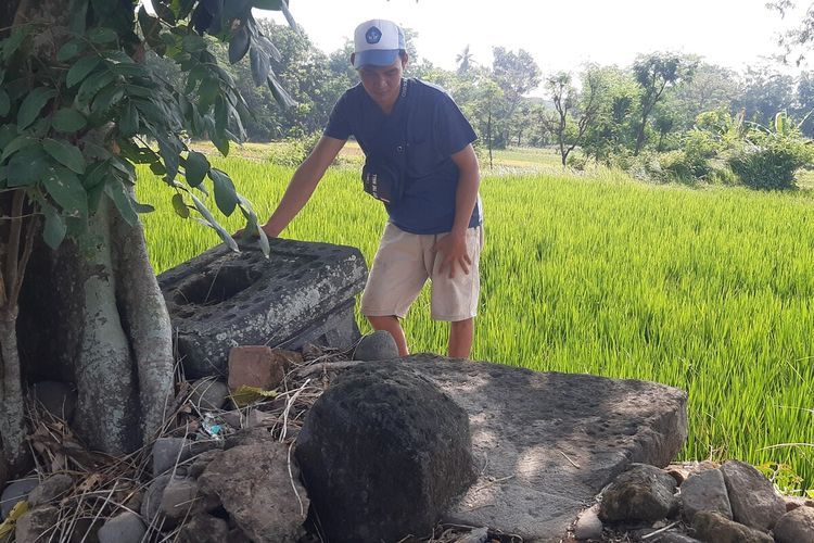 Batu yoni di sekitar lokasi temuan struktur candi di lahan persawahan milik warga Dukuh Bakalan, Desa Tlawong, Kecamatan Sawit, Kabupaten Boyolali, Jawa Tengah, Jumat (30/9/2022).