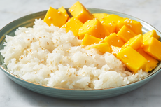Mengapa Mango Sticky Rice jadi Kudapan Popular saat Musim Panas di Thailand? 