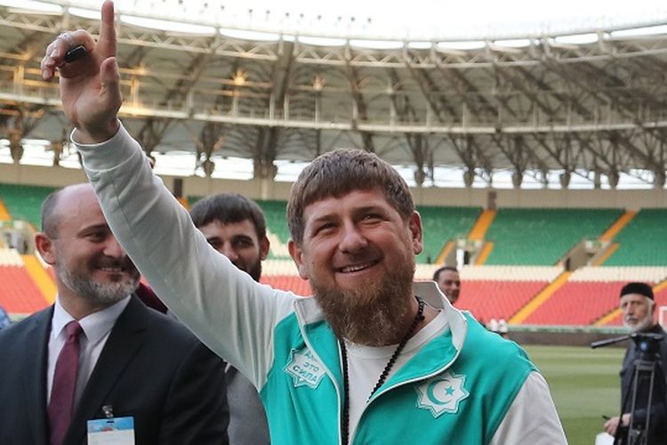 Kepala Negara Chechnya, Ramzan Kadyrov (tengah), menyapa pendukung Timnas Mesir beserta penyerang sekaligus bintangnya, Mohamed Salah, di Akhmat Arena Grozny, 10 Juni lalu.
