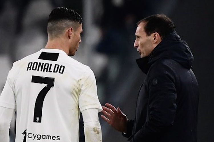 Massimiliano Allegri sedang berbicara dengan Cristiano Ronaldo pada laga Juventus vs Parma dalam pekan ke-22 Liga Italia di Stadion Juventus, Sabtu (2/2/2019) atau Minggu dini hari WIB.