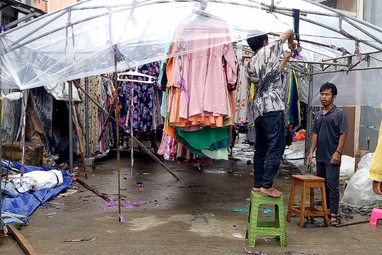 Banjir yang terjadi kawasan Pondok Maharta, Pondok Kacang, Pondok Aren, Tangerang Selatan, Rabu (1/1/2020) lalu, juga merendam usaha konveksi. Sedikitnya, lima ribu pakaian wanita untuk disuplai ke penjual online dan Tanah Abang itu terendam banjir. 