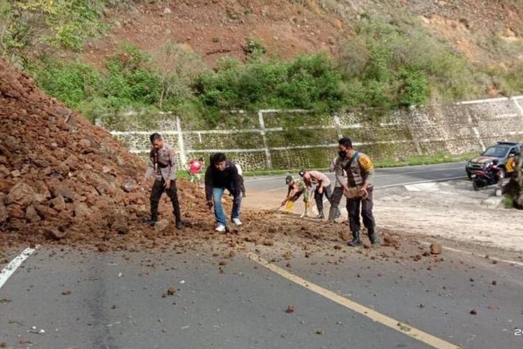 Suasana di TKP longsor jalan Wisata Sembalun, Lombok Timur, Sabtu (26/11/2022)