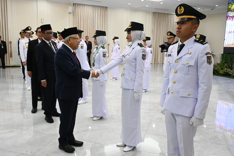Wakil Presiden Ma'ruf Amin melantik 1.627 orang pamong praja muda lulusan Institut Pmerintahan Dalam Negeri (IPDN) Angkatan XXX Tahun 2023 di Istana Wakil Presiden, Jakarta, Kamis (27/7/2023).