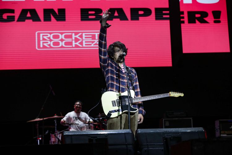 Band asal Bandung, Rocket Rockers tampil di hari pertama Hammersonic Rise of The Empire yang digelar di Pantai Carnaval Ancol, Jakarta Utara, Sabtu (18/3/2023).
