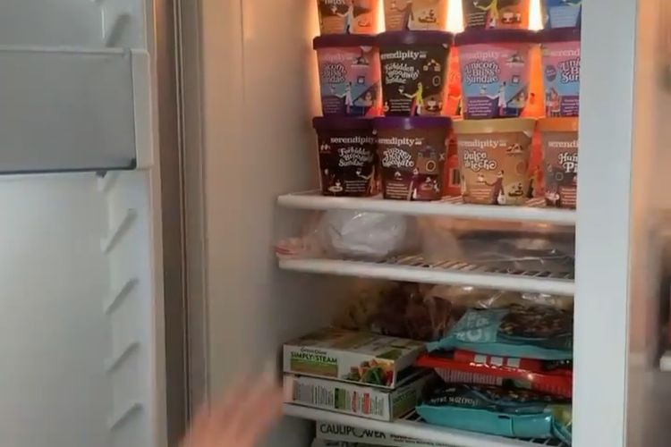 Selena Gomez memperlihatkan isi kulkas dan freezer di rumahnya.