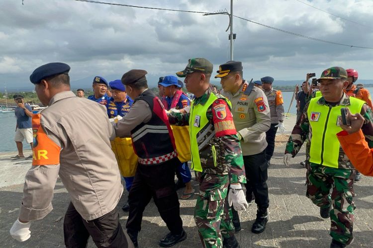 SRU darat pencarian KMP Tunu Pratama Jaya saat mengevakuasi temuan jenazah ke Pantai Boom. 