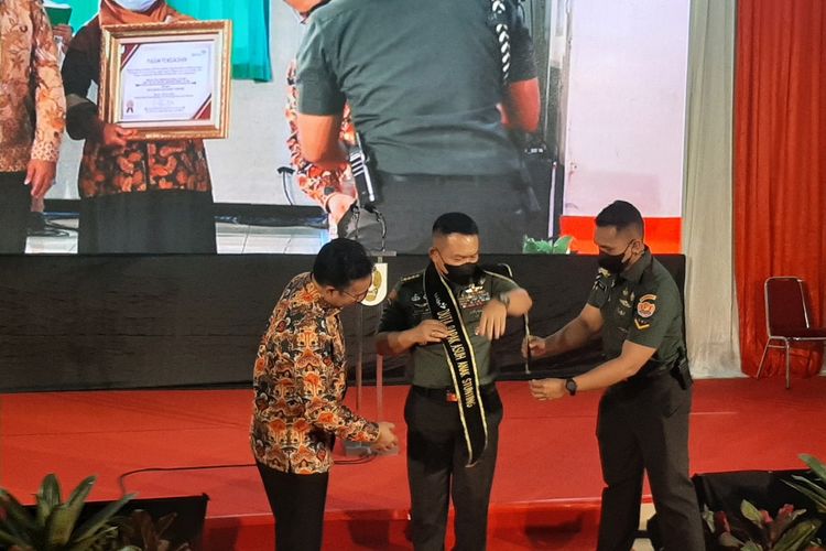 Kepala Badan Kependudukan dan Keluarga Berencana Nasional (BKKBN) Hasto Wardoyo saat mengukuhkan Kepala Staf Angkatan Darat (KSAD) Jenderal TNI Dudung Abdurachman sebagai duta Bapak Asuh Anak Stunting.