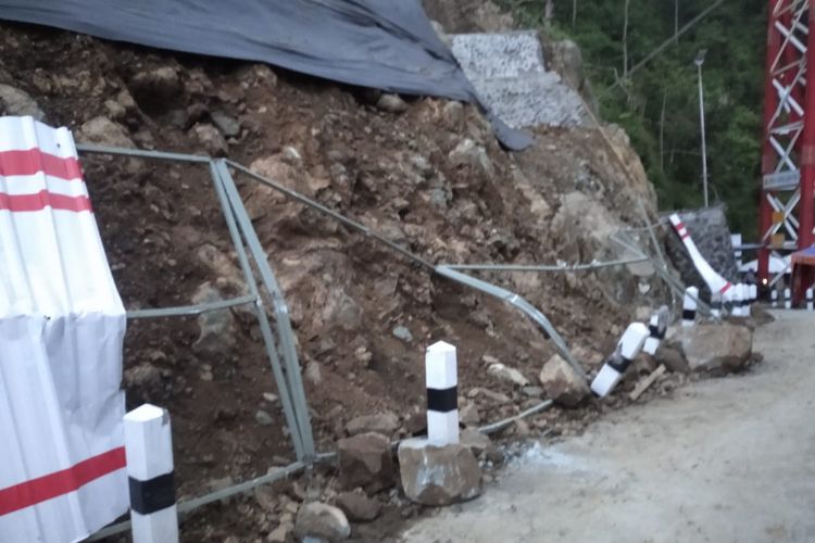 Kondisi longsor yang terjadi di perbukitan piket nol dekat jembatan gantung gladak perak, Lumajang, Rabu (11/5/2022)