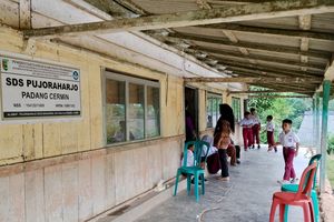 Honor Rp 300.000, Kisah Guru di Puncak Gunung Pesawaran Tetap Bertahan Demi 10 Murid