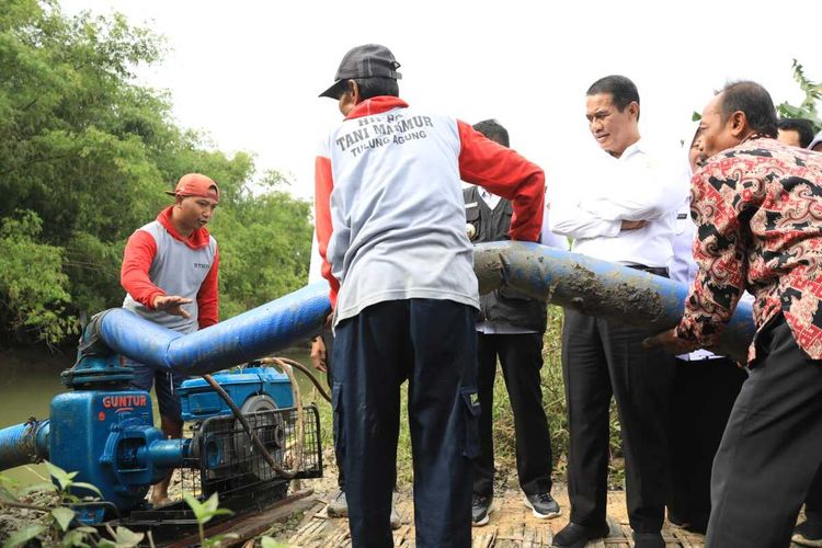 Menteri Pertanian, Andi Amran Sulaiman melihat proses pompanisasi air Sungai Bengawan Solo untuk pertanian padi di Desa Tulungagung, Kecamatan Baureno, Kabupaten Bojonegoro, Jawa Timiur, Senin (18/3/2024)