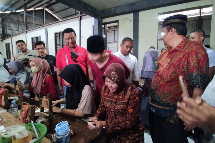 Cagub Jatim nomor urut tiga Tri Rismaharini berkunjung di salah satu perusahaan Sigaret Kretek Tangan (SKT) di Kecamatan Pogalan Kabupaten Trenggalek Jawa Timur, Selasa (22/10/2024).