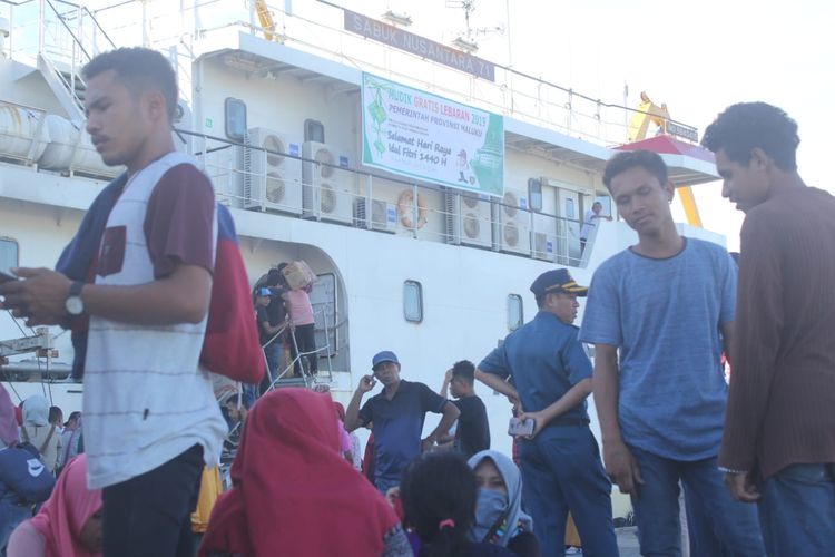 Ratusan pemudik tujuan Kabupaten Seram Bagian Timur dan Tual Maluku Tenggara mengantre untuk naik ke atas kapal yang disediakan Pemerintah Provinsi Maluku secara gratis di Pelabuhan Ambon, Sabtu (25/5/2019) 