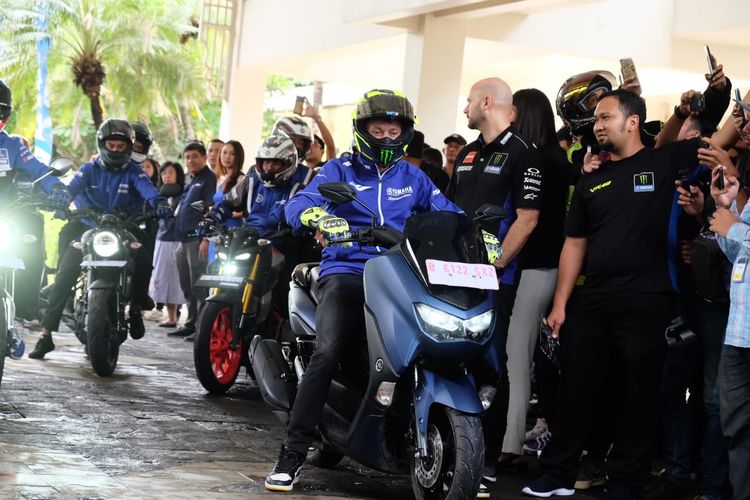 Valentino Rossi touring bersama komunitas menggunakan NMAX 155 2020