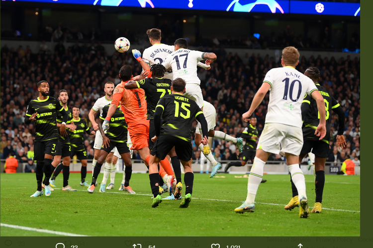 Pemain Tottenham Hotspur Rodrigo Bentancur melakukan duel di udara dengan kiper Sporting CP. Bentancur memenangi duel sehingga bisa menyundul bola dan mencetak gol untuk Tottenham sehingga skor menjadi 1-1 dalam matchday kelima Grup D Liga Champions 2022-23 di Stadion Tottenham Hotspur, London, Rabu (26/10/2022).