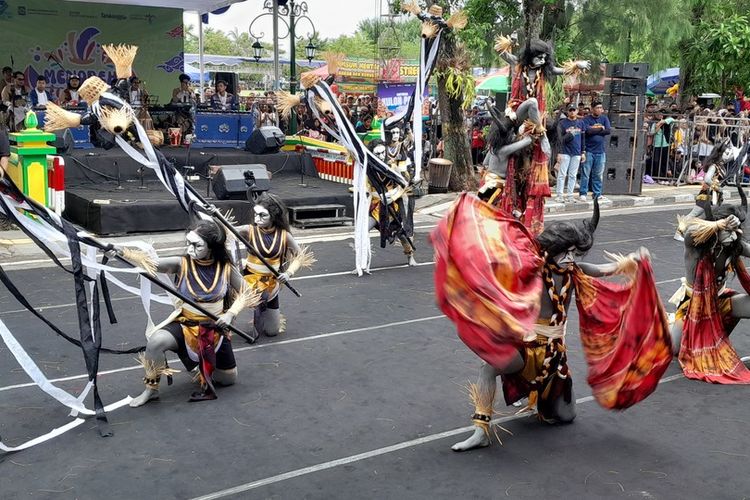 Tari modern dengan personel serupa laskar Maheswara dalam kisah Sugriwa Subali ditampilkan tuan rumah saat tampil di Menoreh Tourism Festival 2025 di Kabupaten Kulon Progo, Daerah Istimewa Yogyakarta.