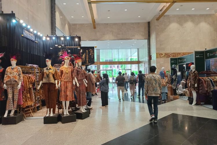 Suasana area pameran Indonesia Fashion Week 2024 di JCC Senayan, Jakarta, Rabu (27/3/2024).
