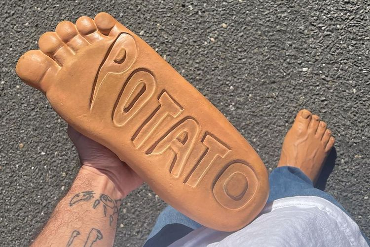 Sepatu berbentuk kaki karya Imran Potato