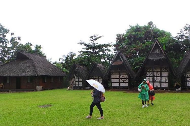  Jejeran rumah penyimpanan padi di obyek wisata Kampung Budaya Sindang Barang, Desa Pasir Eurih, Kecamatan Tamansari, Kabupaten Bogor, Rabu (16/12/2015). Kampung Sindang Barang adalah salah satu obyek wisata yang dikunjungi pada acara Media Trip Ezytravel.co.id Jalan-Jalan Bogor Seru 15-16 Desember 2015.