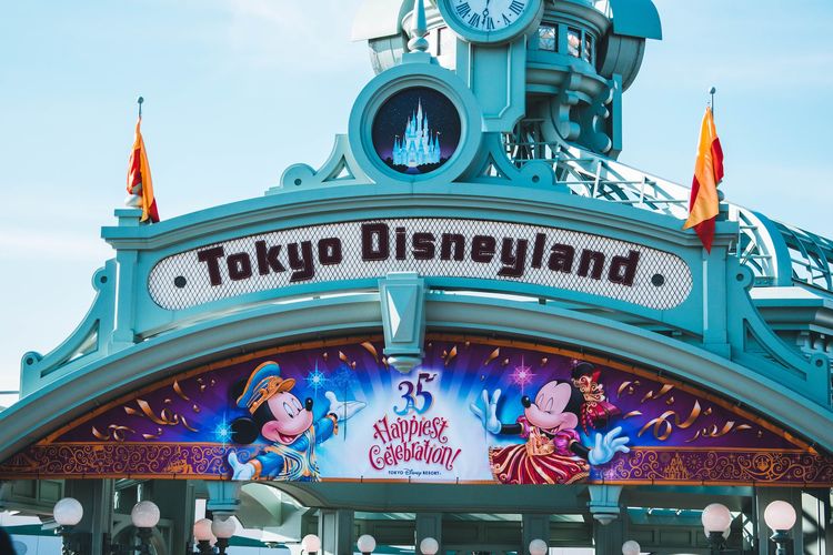 Tokyo Disneyland, salah satu destinasi populer di Tokyo, Jepang.