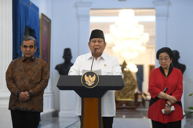 Presiden Prabowo Subianto didampingi Ketua MPR Ahmad Muzani (kiri) dan Ketua Umum PDIP sekaligus Presiden ke-5 RI Megawati Soekarnoputri menyampaikan keterangan pers di Istana Merdeka, Jakarta, Minggu (31/8/2025). Prabowo menegaskan negara menjamin dan menghormati hak setiap warga dalam mengemukakan pendapat serta meminta aparat TNI dan Polri untuk bersikap tegas dalam menindak massa anarkis yang merusak fasilitas umum, tindakan penjarahan, hingga upaya makar. ANTARA FOTO/Galih Pradipta/sgd/bar