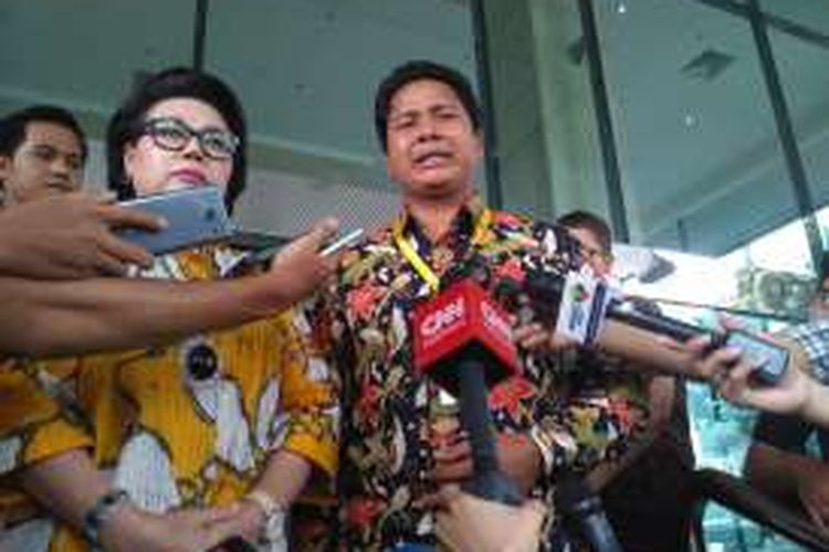 Ketua Komnas HAM Imdadun Rahmat dan Wakil Ketua KPK Basaria Panjaitan memberikan keterangan kepada wartawan usai menjalani pertemuan tekait penyelewengan anggaran yang terjadi di Komnas HAM, Jakarta, Rabu (2/11/2016).