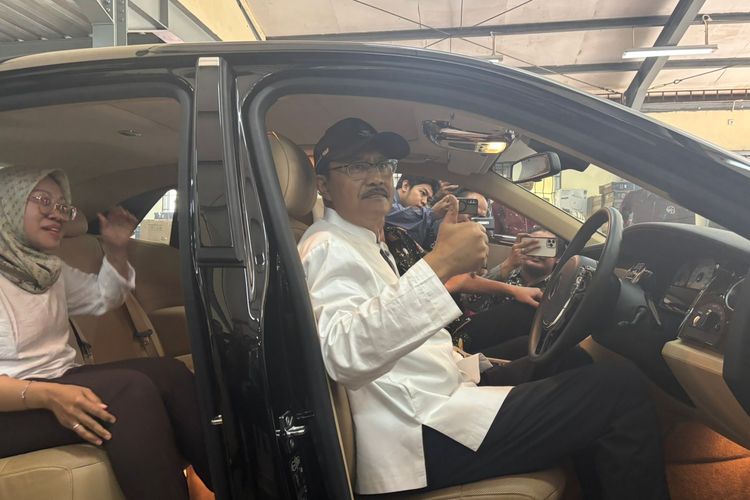 Menteri Sosial (Mensos) Saifullah Yusuf atau Gus Ipul Menjajal Mobil Roll Royce