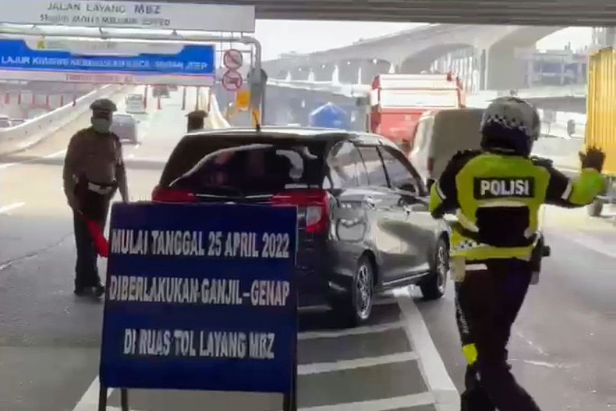 Petugas kepolisian dari Ditlantas Polda Metro Jaya melalukan Uji coba pemberlakuan ganjil-genap di jalan tol, Senin (25/4/2022).