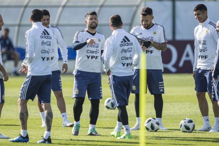 Timnas Argentina menggelar latihan terbuka perdananya di Bronnitsy Training Base, Senin (11/6/2018). Argentina akan melakoni laga perdananya di Piala Dunia melawan Islandia pada Sabtu (16/6/2018).