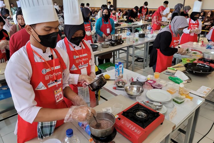 Lomba memasak mi berbahan mocaf di SMP-SMA Putera Harapan Banyumas, Jawa Tengah, Sabtu (28/1/2023).