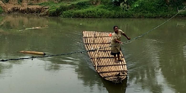 Rakit yang digunakan untuk menyeberang ke kawasan wisata Tebing Koja, di Kabupaten Tangerang, Banten.