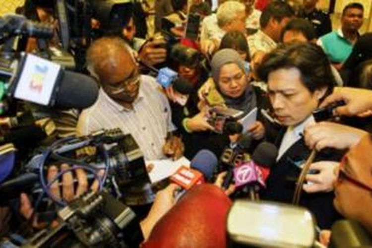 Kuasa hukum dua terpidana mati dalam kasus pembunuhan seorang model asal Mongolia berbicara kepada wartawan usai sidang di Pengadilan Federal Malaysia, Selasa (13/1/2015).