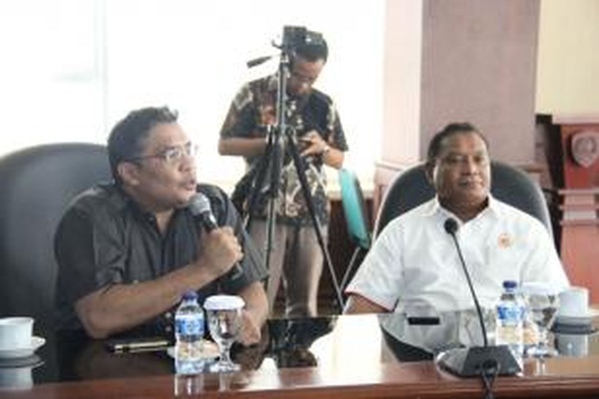 Wakil Ketua DPRD Maluku, RIchard Rahakbauw berbicara dengan nada lantang saat membahas rencana pengelolaan blok gas masela di Kantor Gubernur Maluku, Sabtu (9/1/2016)