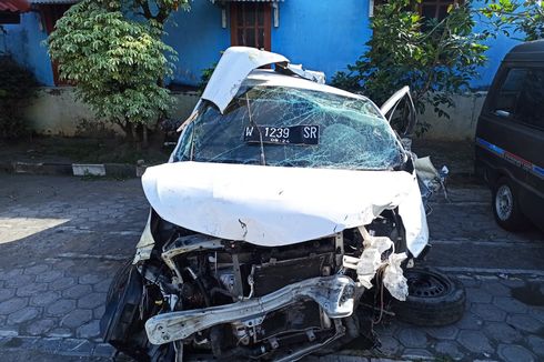 Kecelakaan Maut Kereta Api Vs Daihatsu Sigra di Kediri, Seorang Penumpang Tewas