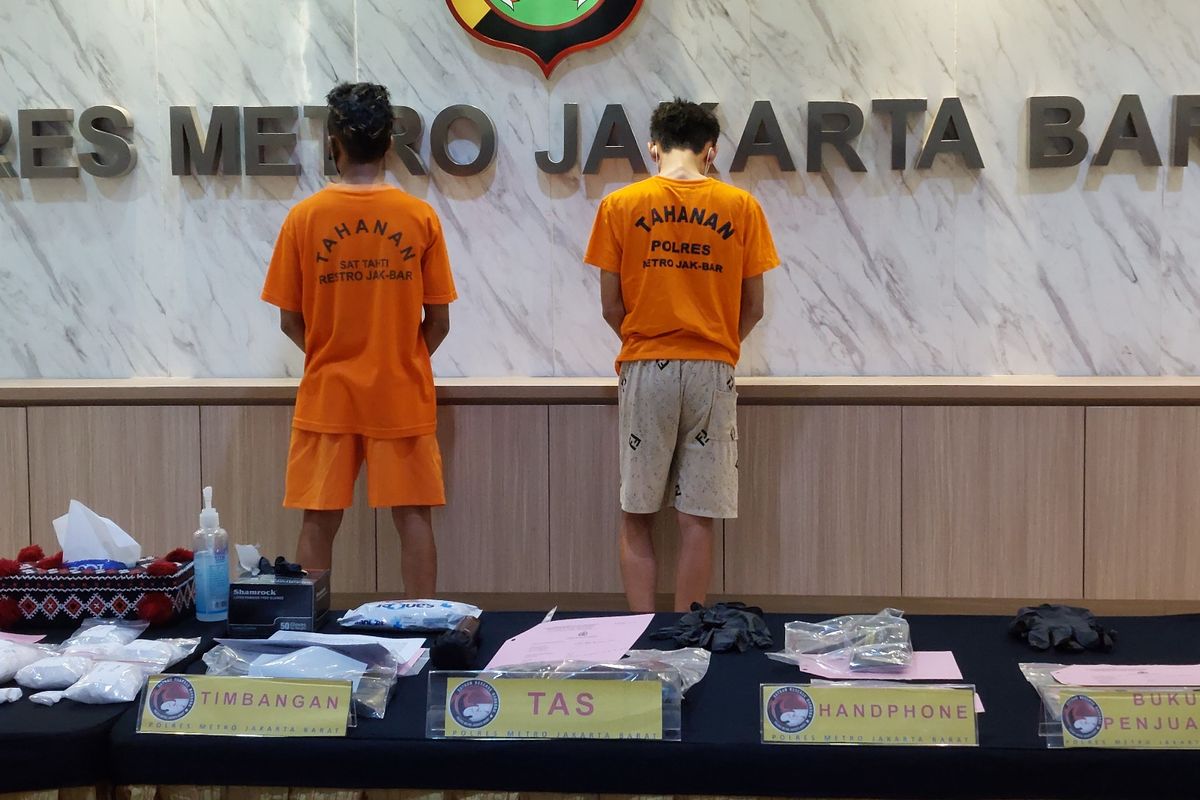 Satuan Reserse Narkoba Polres Metro Jakarta Barat menangkap pelaku yang merupakan anggota jaringan peredaran narkoba di Jakarta.