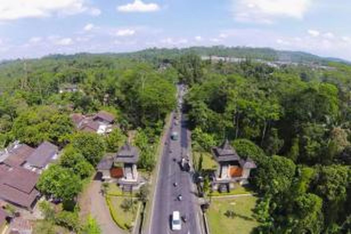 Jalan Raya Magelang-Semarang Km 13, perbatasan Kabupaten Ambarawa dengan Magelang, Jawa tengah, difoto dari udara, Sabtu (28/6/2014). Perbaikan di ruas jalan ini mengakibatkan lalu lintas tersendat.