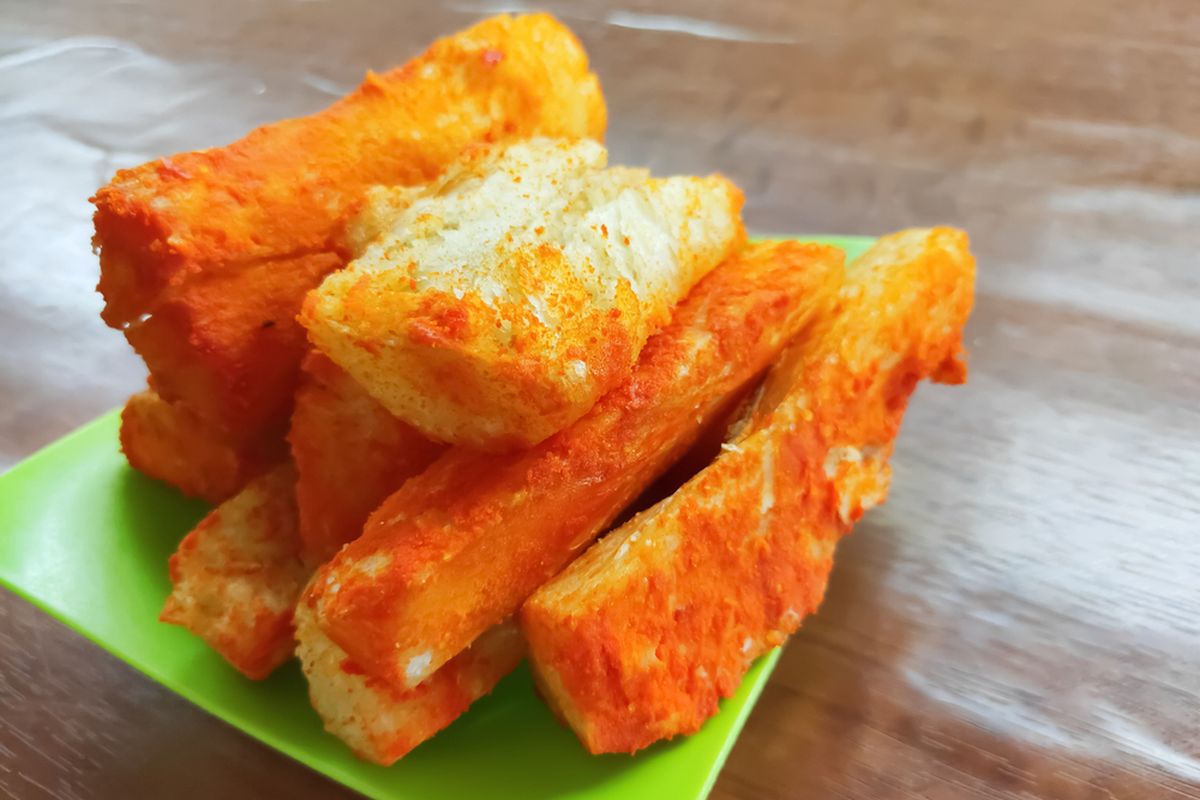 Ilustrasi singkong goreng bumbu balado.