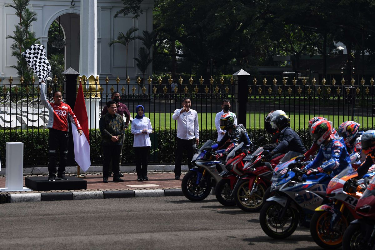 Presiden Joko Widodo (kiri) didampingi Menteri BUMN Erick Thohir (kedua kiri), Dirut Pertamina Nicke Widyawati (tengah), Dirut ITDC Abdulbar M Mansoer (keempat kiri) dan mantan Menparekraf Wishnutama melepas parade pebalap MotoGP di depan Istana Merdeka, Jakarta, Rabu (16/3/2022). Parade tersebut merupakan bentuk apresiasi atas kerja keras Pemerintah dalam mempersiapkan pagelaran MotoGP Mandalika pada 18-20 Maret 2022.