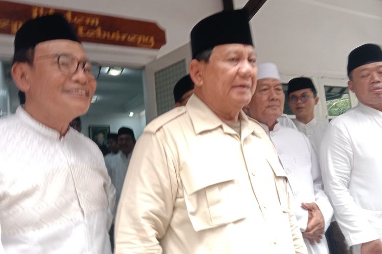 Bakal capres Koalisi Indonesia Maju (KIM) Prabowo Subianto saat berkunjung ke Pesantren Tebuireng, Jombang, Jawa Timur, Sabtu (11/11/2023).
