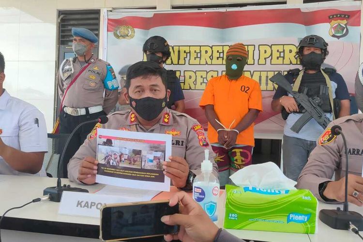 Kapolres Mimika AKBP I Gusti Gde Era Adhinata saat menggelar konfrensi pers penangkapan wakil komandan KKB Intan Jaya, Senin (7/2/2022).