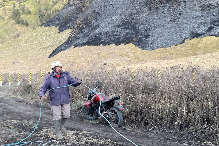 Kisah Munawi di Lereng Bromo, Merangkak di Tebing dan Mengejar Api hingga Larut Malam