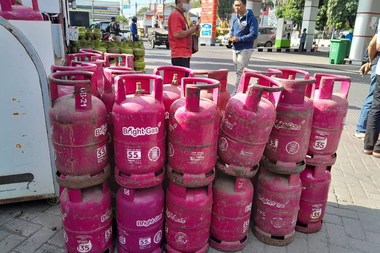 Foto: Tabung pink atau Bright Gas 5,5 kilogram di pangkalan SPBU Panji, Kabupaten Situbondo, Provinsi Jawa Timur hanya laku 2 tabung.