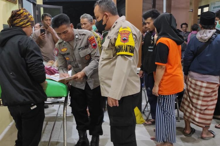 Polisi mendata korban trui terguling di Desa Kalipoh, Kecamatan Ayah, Kabupaten Kebumen, Jawa Tengah, Rabu (30/8/2023) malam.