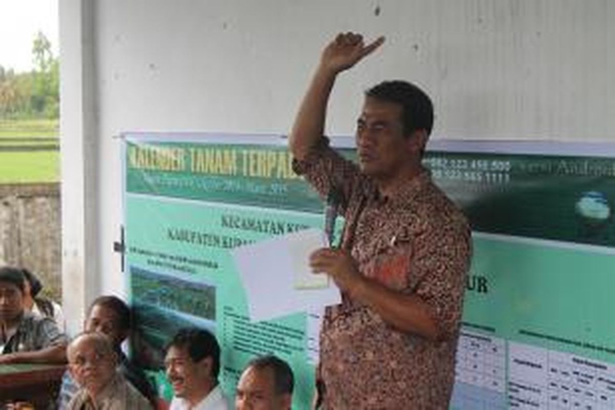 Menteri Pertanian Andi Amran Sulaiman, saat berdialog bersama para petani di Desa Noelbaki, Kecamatan Kupang Tengah, Kabupaten Kupang, Nusa Tenggara Timur (NTT), Kamis (5/2/2015) sore