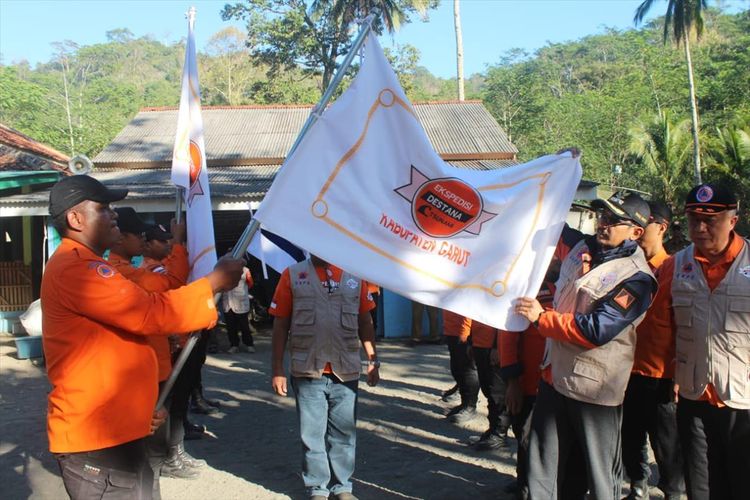 Wakil Bupati Garut Helmi Budiman menerima Pataka Tim Ekspedisi Destana Tsunami saat tiba di Garut, Selasa (6/07/2019) pagi di perbatasan Garut-Tasikmalaya di Desa Sancang, Kecamatan Cibalong