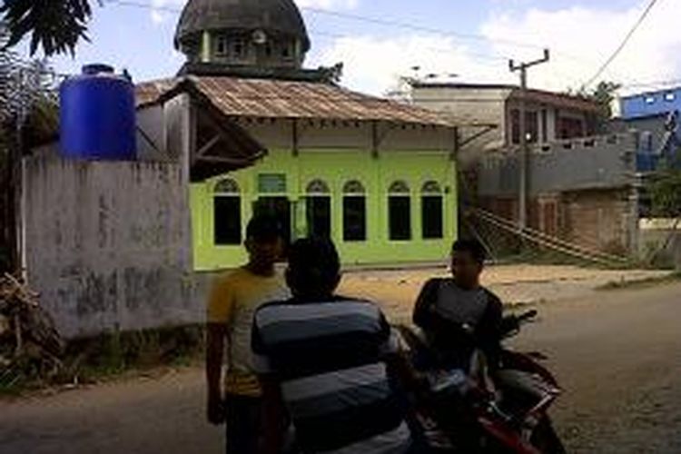 Sejumlah polisi berpakaian preman di Kabupaten Gowa, Sulawesi Selatan tengah bersiaga di depan Mesjid setelah terjadi insiden pelemparan saat khutbah Jumat berlangsung. Jumat, (29/08/2014).