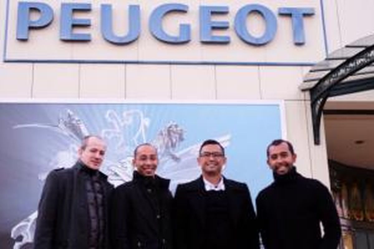 Direksi Garansindo di Kantor Pusat Peugeot Scooter di Paris, Perancis.