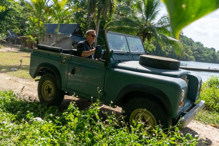 Land Rover yang dipakai Daniel Craig dalam perannya sebagai James Bond