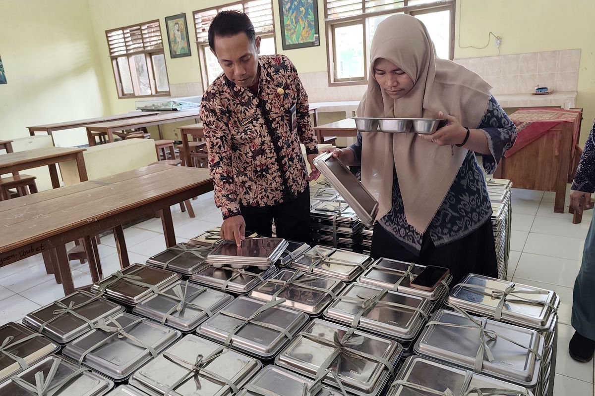 Kepala Sekolah SMAN 3 Bangkalan, Hendrik Dewantara, saat mengecek menu MBG di sekolah. 