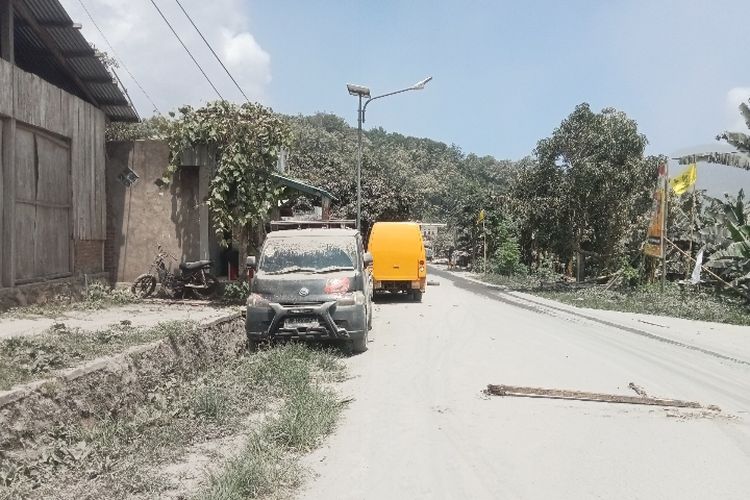Abu vulkanik akibat erupsi Lewotobi Laki-laki menutupi badan jalan, rumah, dan kendaraan milik warga.