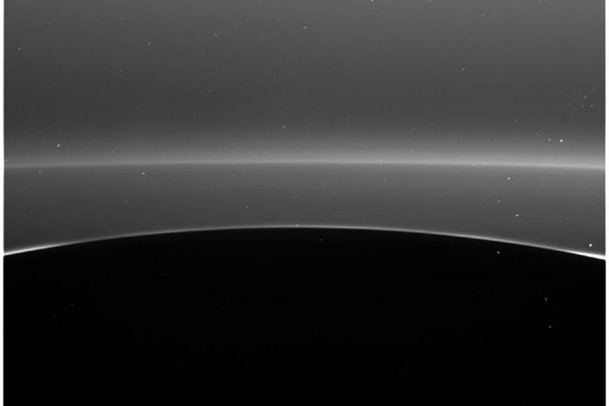 Mengintip dari cincin Saturnus yang samar